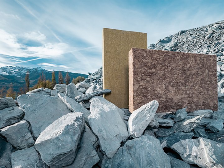 zwei Platten stehen auf Steinen im Gebirge