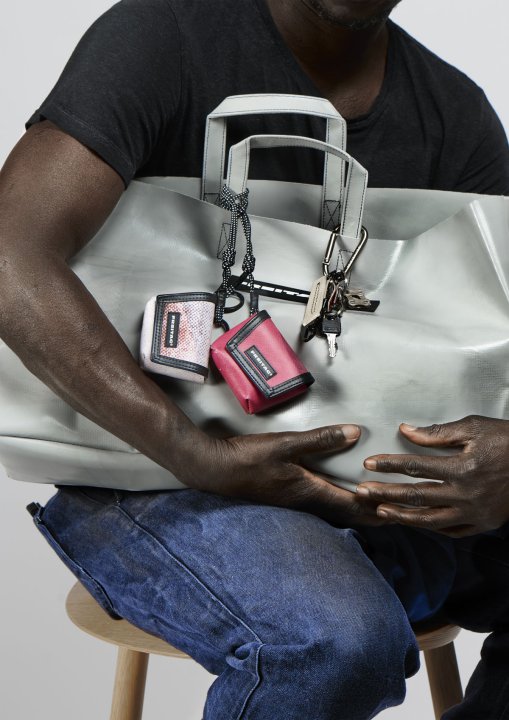 Bunte Freitag Charms aus recycelter LKW-Plane, als Gruppenbild arrangiert.