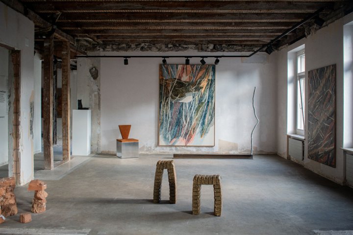 Innenraum einer zeitgenössischen Designausstellung an den Zurich Design Weeks.