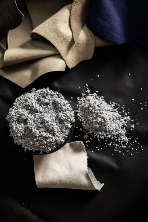 Zerkleinertes Ledergranulat, das zur Herstellung von Re-Saddle verwendet wird.