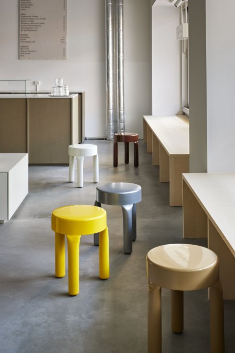 Innenansicht des Cafébereichs von Solané Zürich mit minimalistischen Sitzmöbeln und ruhiger, heller Gestaltung.