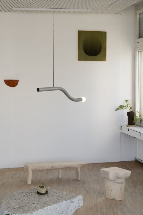 Ausstellungsansicht von Dust and Sunlight von Dimitri Bähler bei Second Nature, Zürich, 2025 – Möbel, Leuchten und Objekte im Dialog.