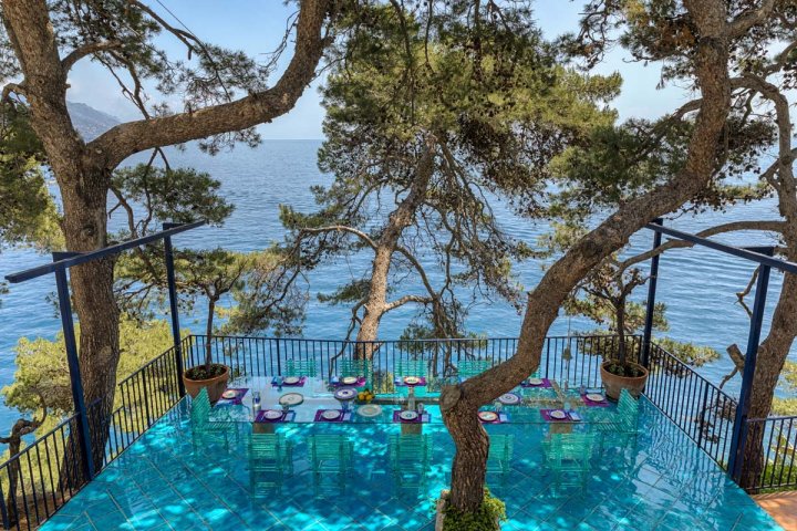 Terrasse von Li Galli mit Edra-Stühlen, die das Meer und Licht reflektieren.