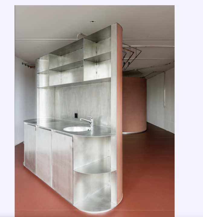 Rundes Raum-Modul mit Waschbecken und Spiegel in den Eco Living Studios, Zwhatt Areal