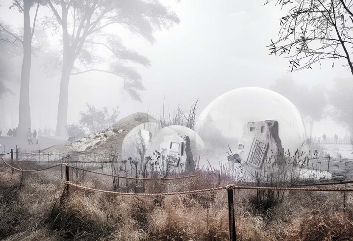 Felsen mit Abdrücken von Computern in Blasen