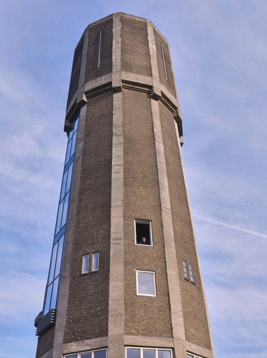 Ein Turm aus der Vogelperspektive, im unteren Drittel ein offenes Fenster.