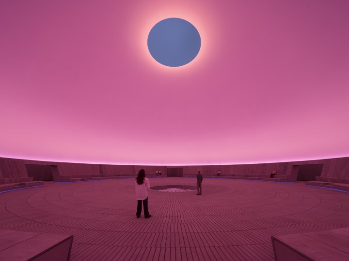 James Turrell Skyspace ‹As Seen Below› im ARoS Aarhus: Architekturaufnahme der pink beleuchteten Kuppel mit Blick durch die Apertur auf den Himmel.